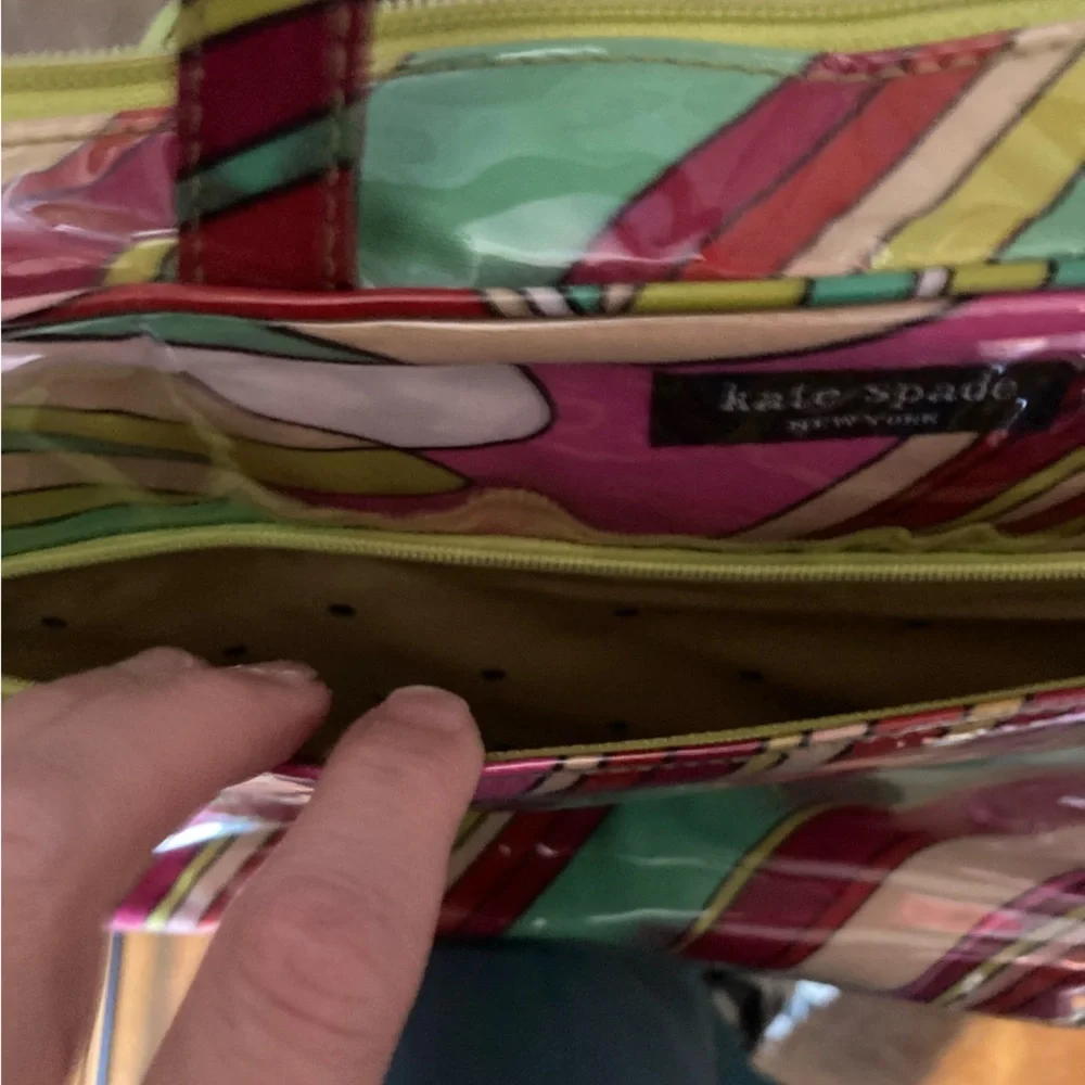 Kate Spade New York striped travel bag. EUC. Perfect for travel. Cute design